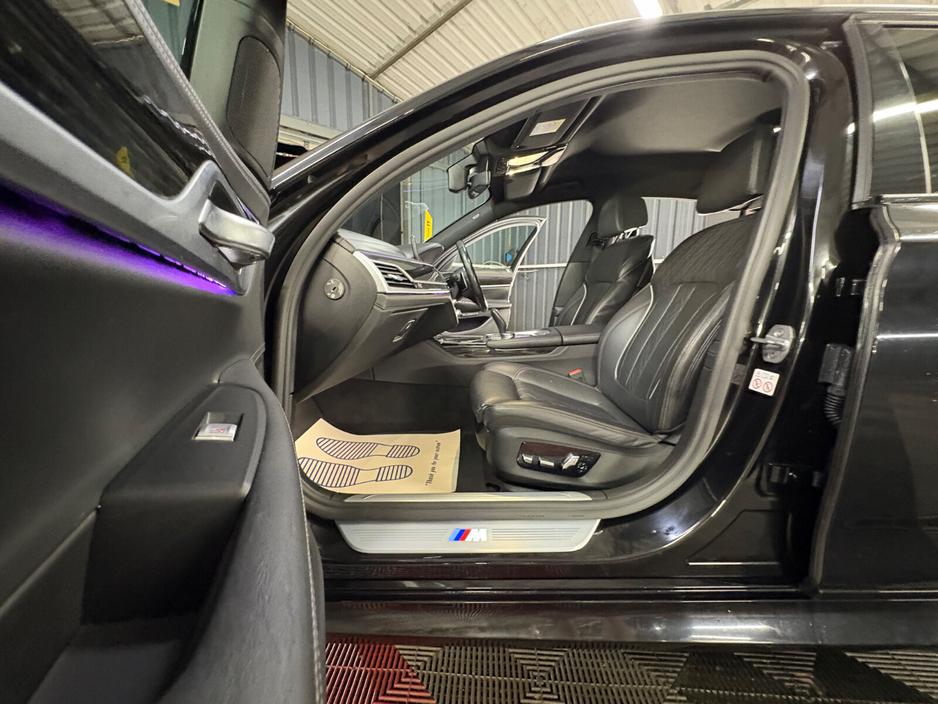2018 BMW 7 Series - image 21