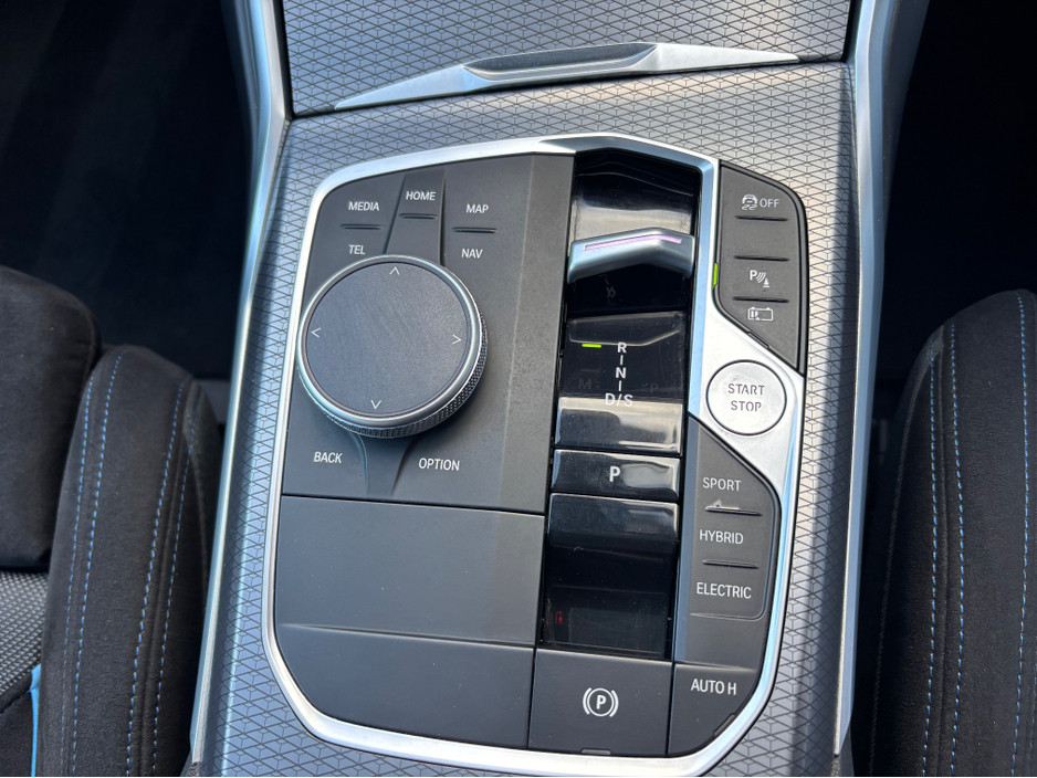 2025 BMW 3 Series - image 26