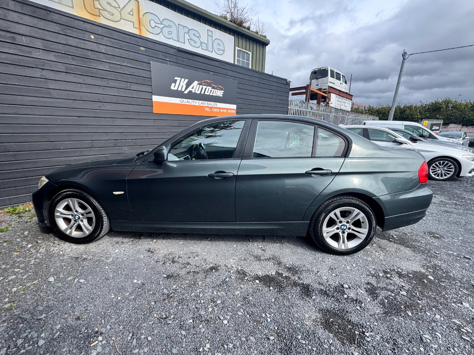 2010 BMW 3 Series - image 8