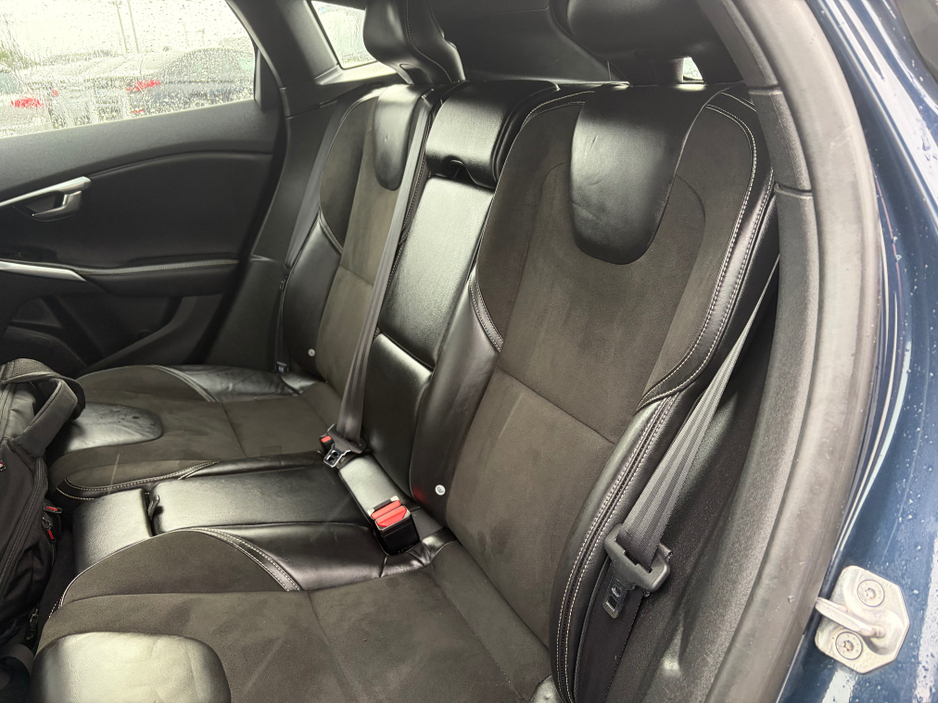 2014 Volvo V40 - image 9