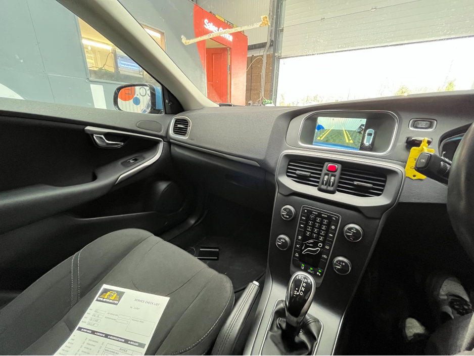 2015 Volvo V40 - image 14