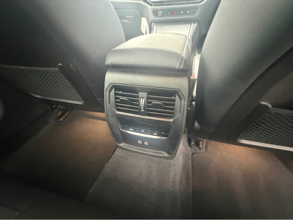2023 BMW 3 Series - image 14