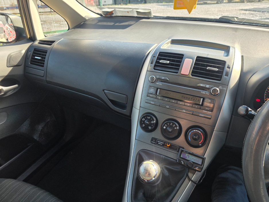 2007 Toyota Auris - image 10