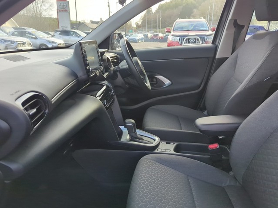 2024 Toyota Yaris Cross - image 6