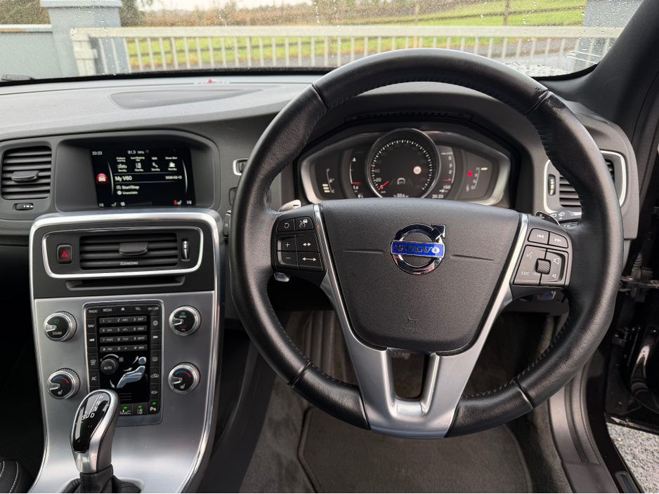 2016 Volvo V60 - image 10