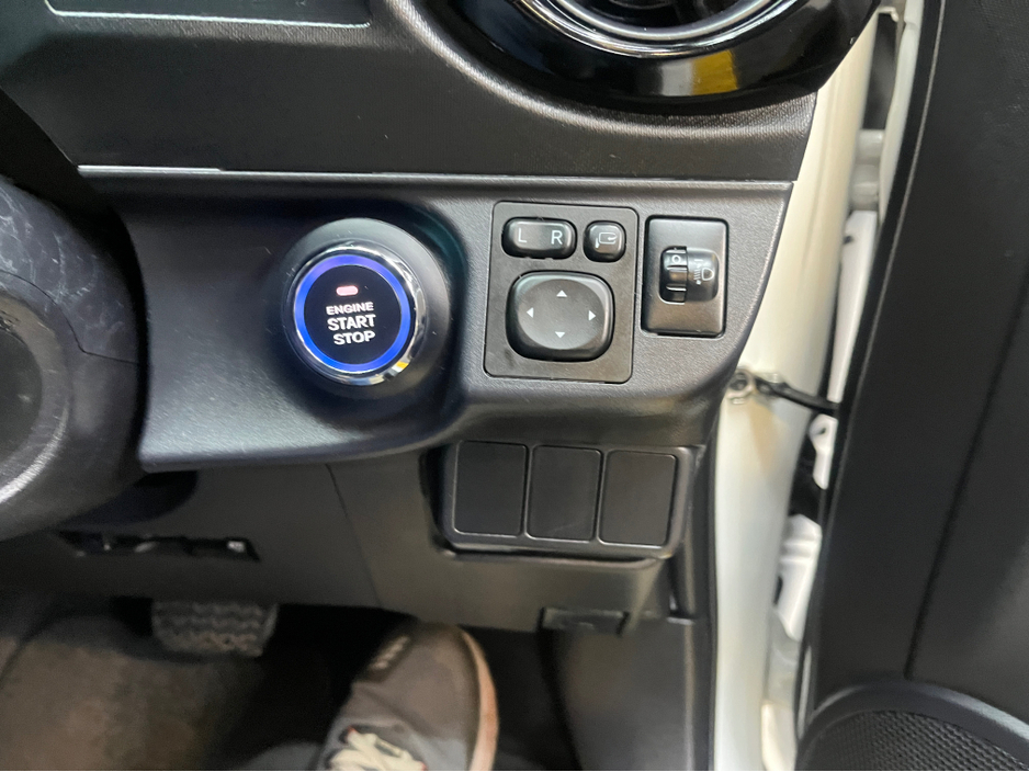 2016 Toyota Aqua - image 18