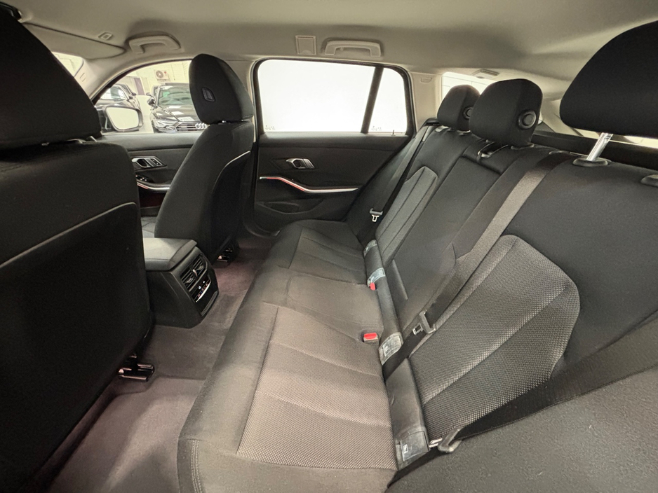 2022 BMW 3 Series - image 11