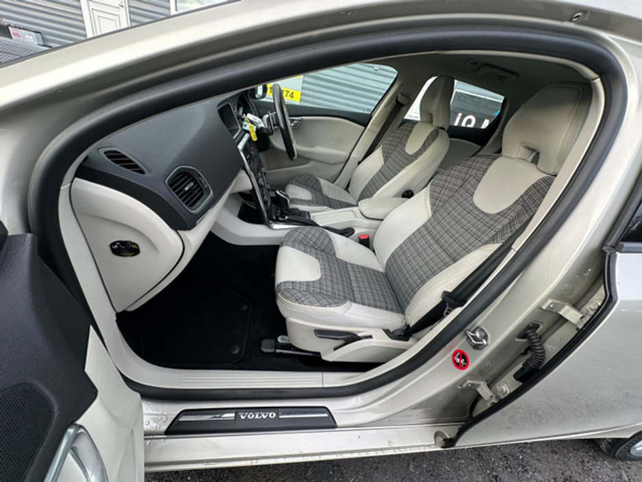 2016 Volvo V40 Cross Country 2.0L Diesel Automatic (9040) €13,495