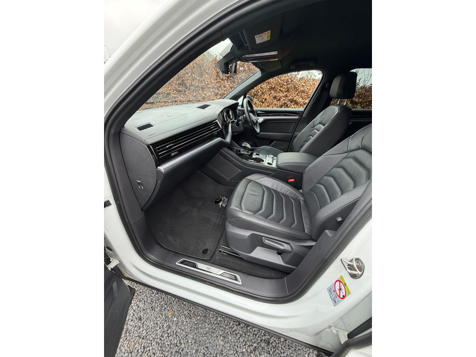 2023 Volkswagen Touareg - image 13