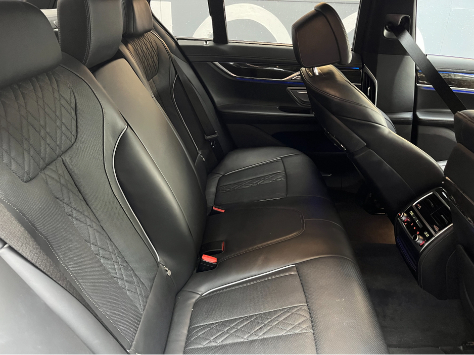 2016 BMW 7 Series 2016 BMW 740E IPERFORMANCE M-SPORT 2.0 AUTOMATIC / CRUISE CONTROL / 360° PARKING CAMERA / ELECTRIC MEMORY HEATED & MASSAGING SEATS / HEATED REAR SEATS / PANORAMIC SUNROOF / PADDLE SHIFTERS AND MORE