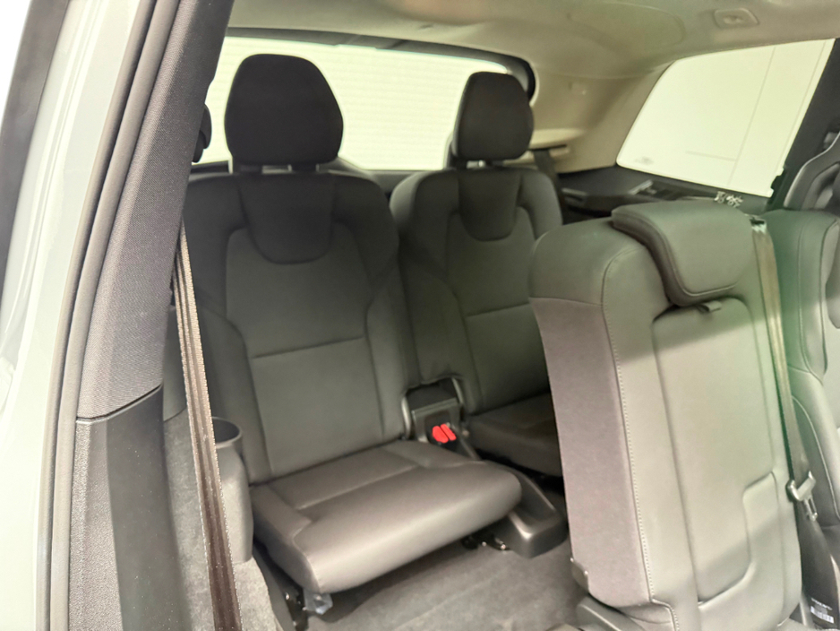 2025 Volvo XC90 - image 13