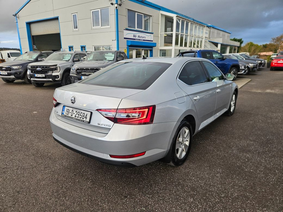 2019 Skoda Superb - image 9