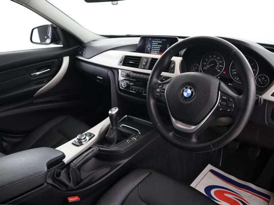 2016 BMW 3 Series - image 9