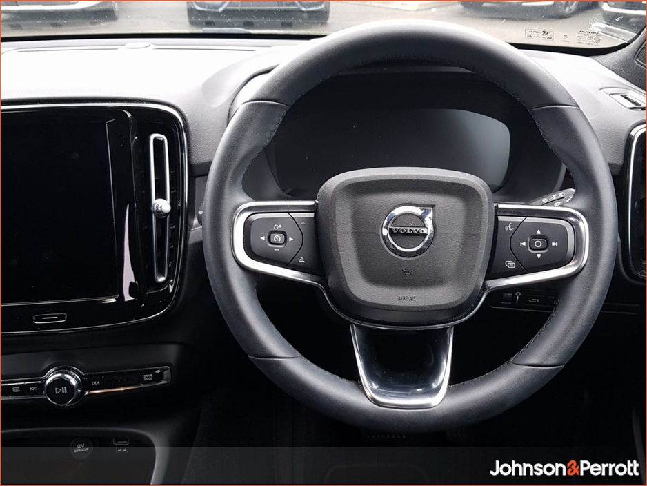 2023 Volvo XC40 - image 9