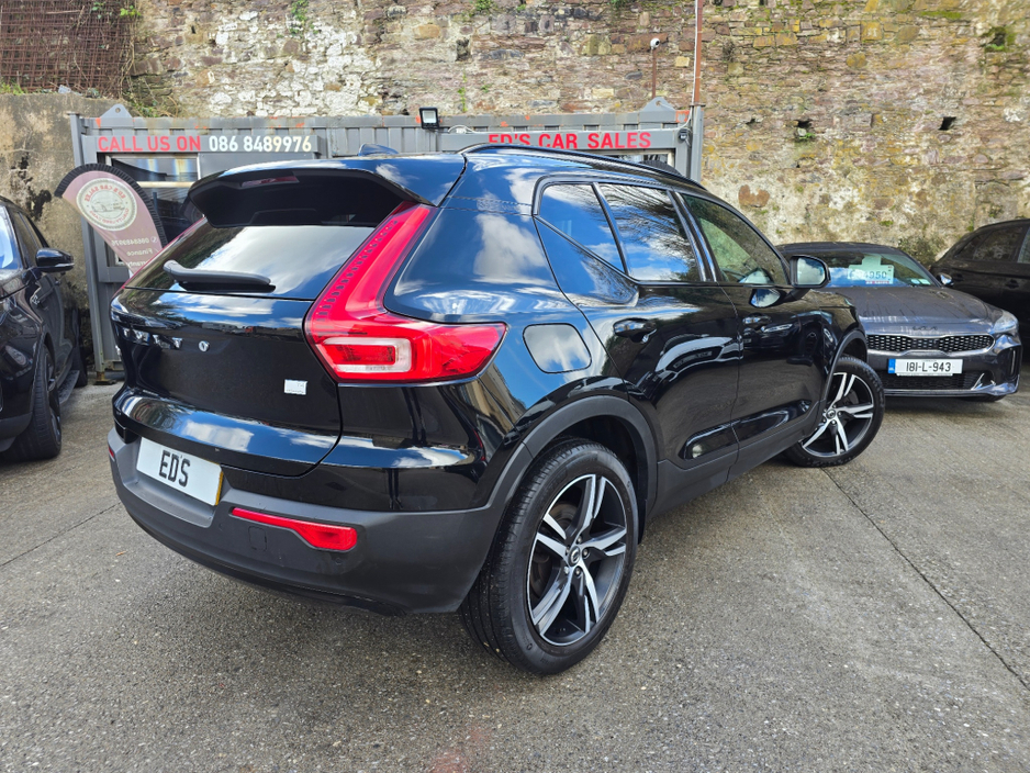 2021 Volvo XC40 - image 9
