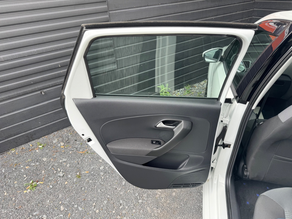 2016 Volkswagen Polo - image 15