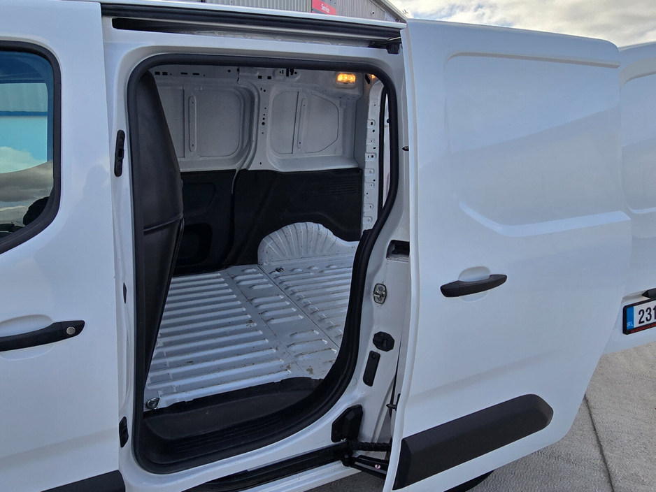 2023 Opel Combo - image 16