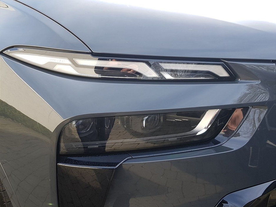 2023 BMW X7 - image 19