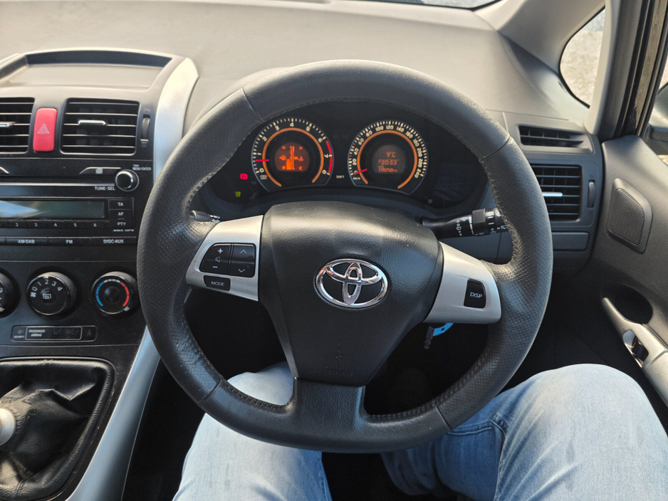 2011 Toyota Auris - image 9