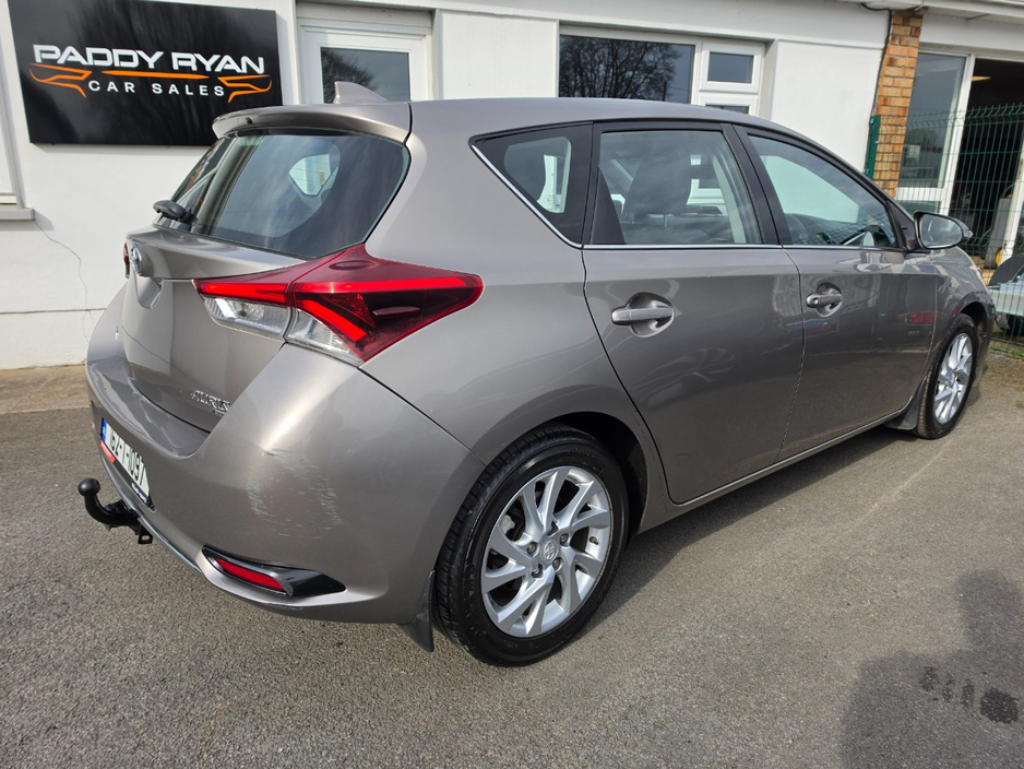 2016 Toyota Auris - image 7