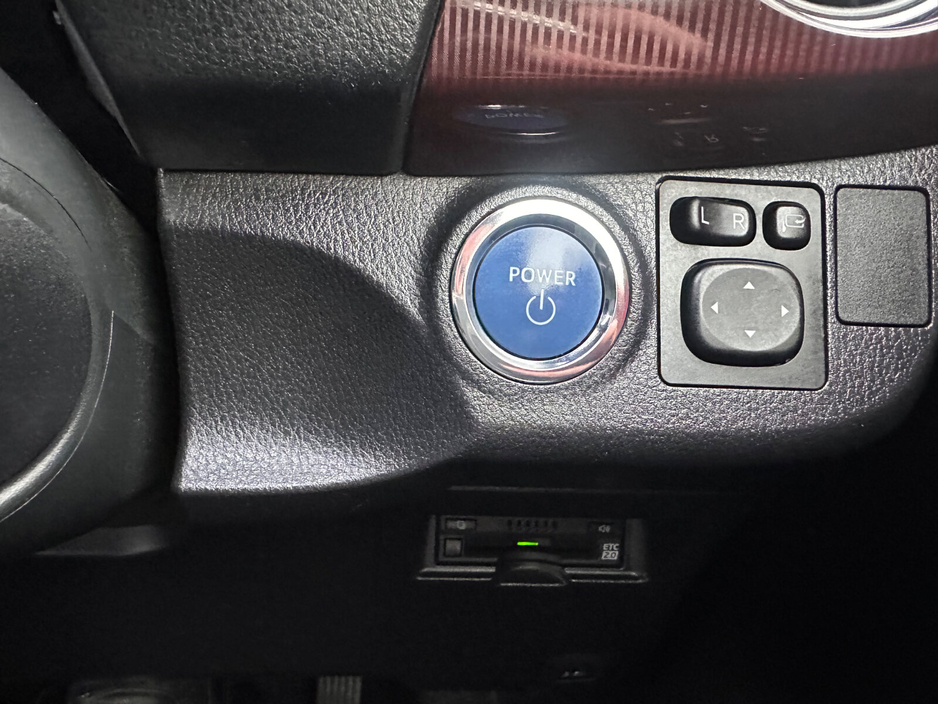 2017 Toyota Vitz - image 32