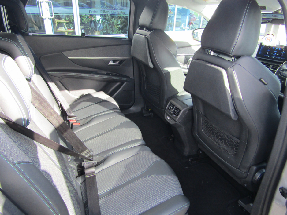 2022 Peugeot 5008 - image 10