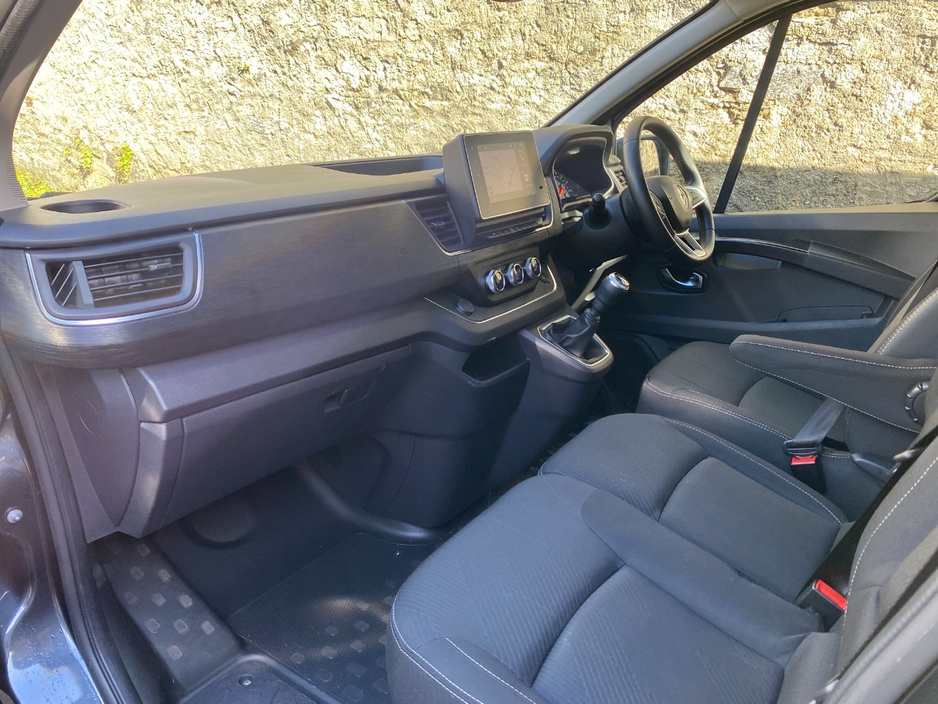 2023 Renault Trafic - image 14