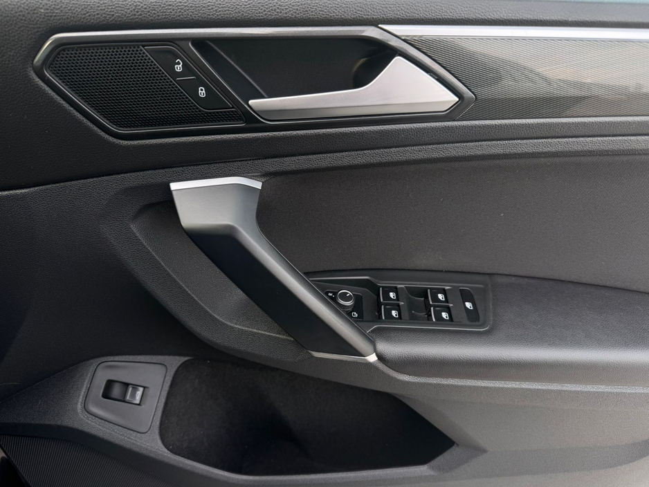 2018 Volkswagen Tiguan - image 38