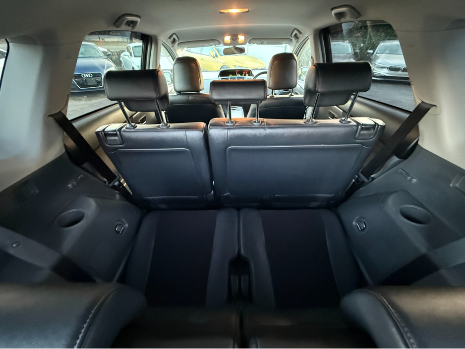 2013 Toyota Prius Alpha - image 4