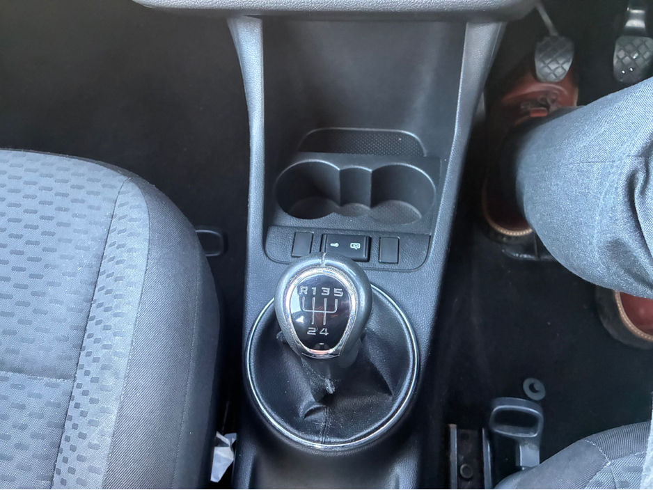 2011 Skoda Fabia - image 21