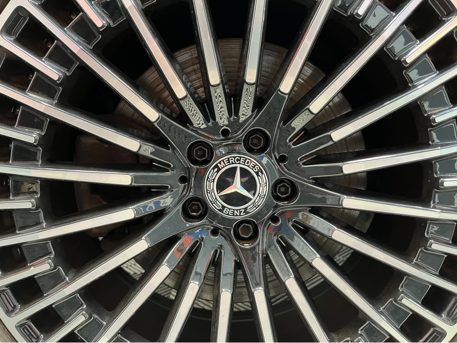 2021 Mercedes-Benz EQC - image 9