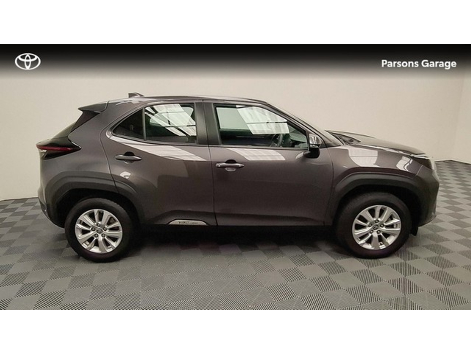 2023 Toyota Yaris Cross - image 2