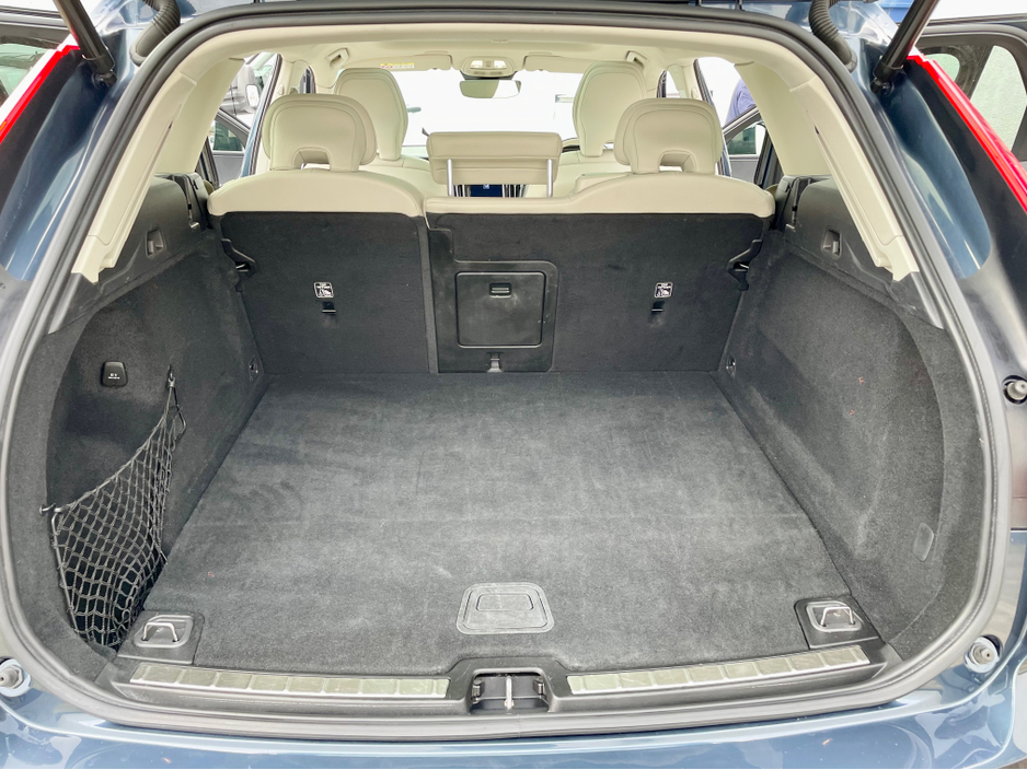 2023 Volvo XC60 - image 24