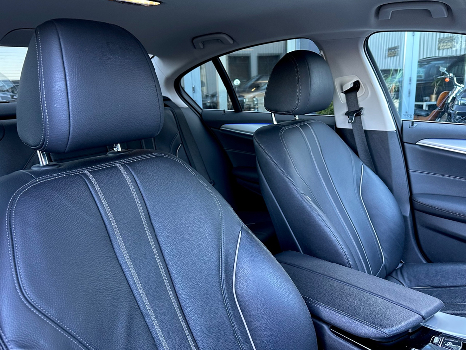 2022 BMW 5 Series - image 6