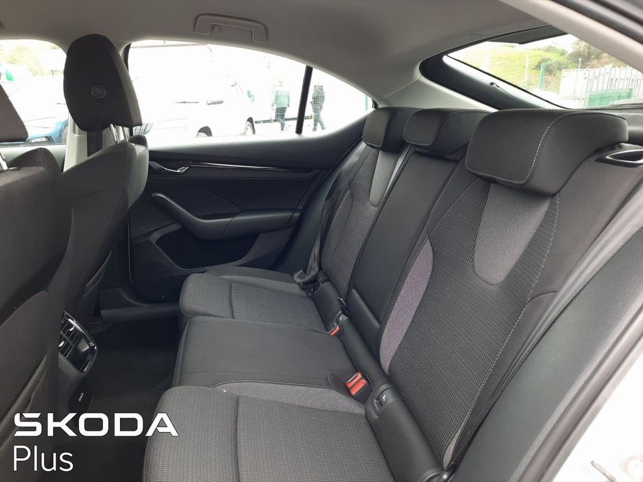 2023 Skoda Octavia - image 7