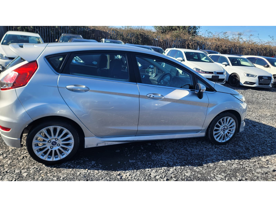 2016 Ford Fiesta - image 7