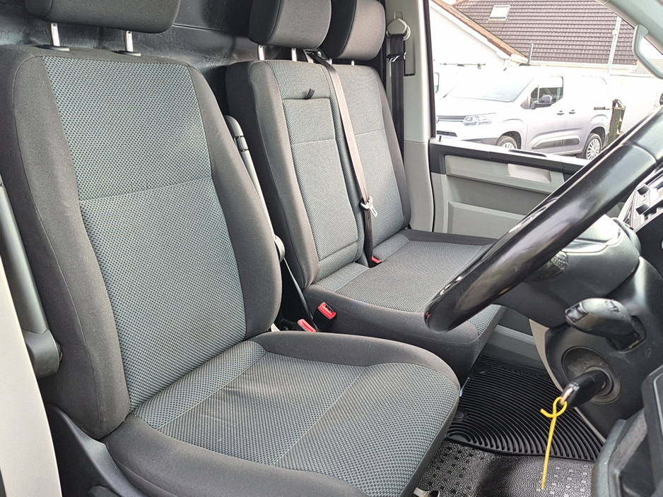 2017 Volkswagen Transporter - image 18