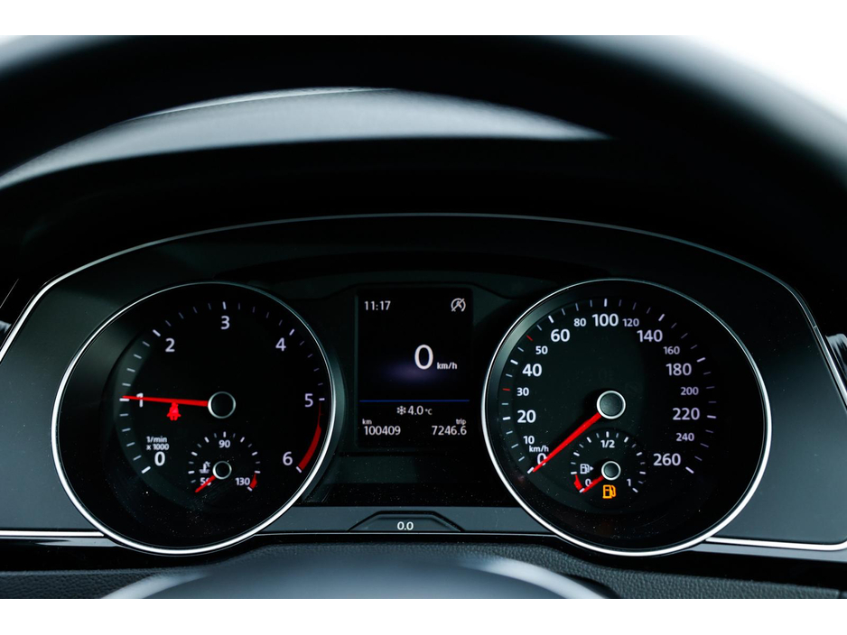 2017 Volkswagen Passat - image 11