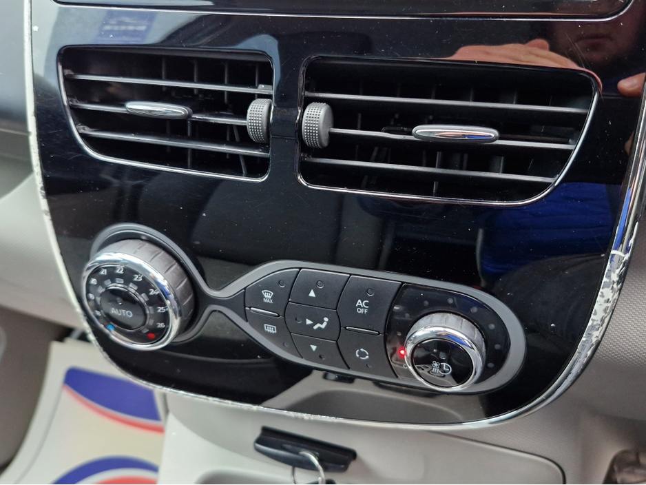 2015 Renault Zoe DYNAMIQUE INTENSE AUTOMATIC FULLY ELECTRIC NCT 02/27 *80KM RANGE* 2 KEYS/ SAT NAV/ TOUCH SCREEN MEDIA/ BLUETOOTH/ USB/ REVERSE CAMERA/ MULTI FUNCTION STEERING WHEEL/ HISTORY CHECKED €3,900