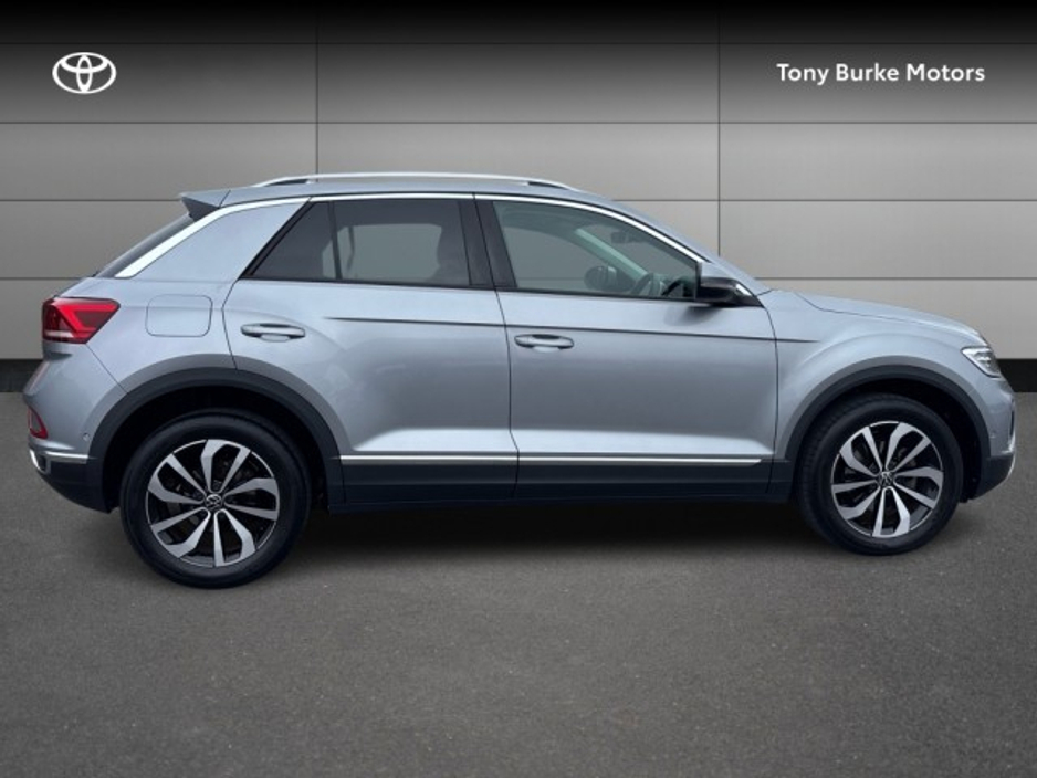 2024 Volkswagen T-Roc - image 3