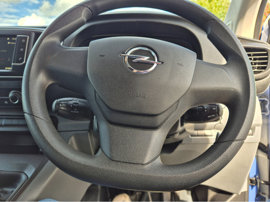 2022 Opel Vivaro - image 12