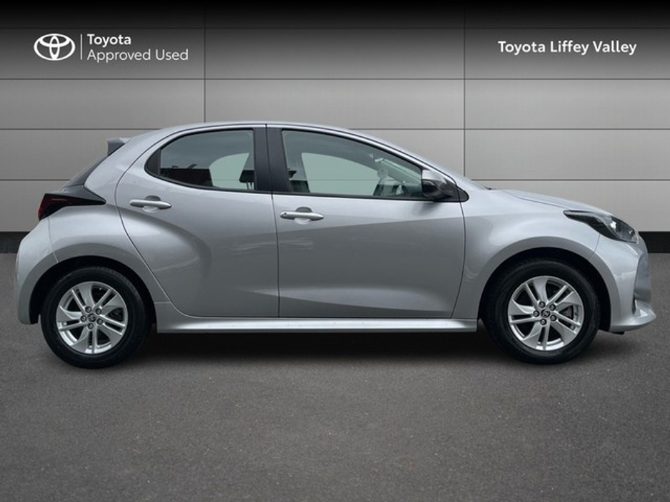 2021 Toyota Yaris - image 3