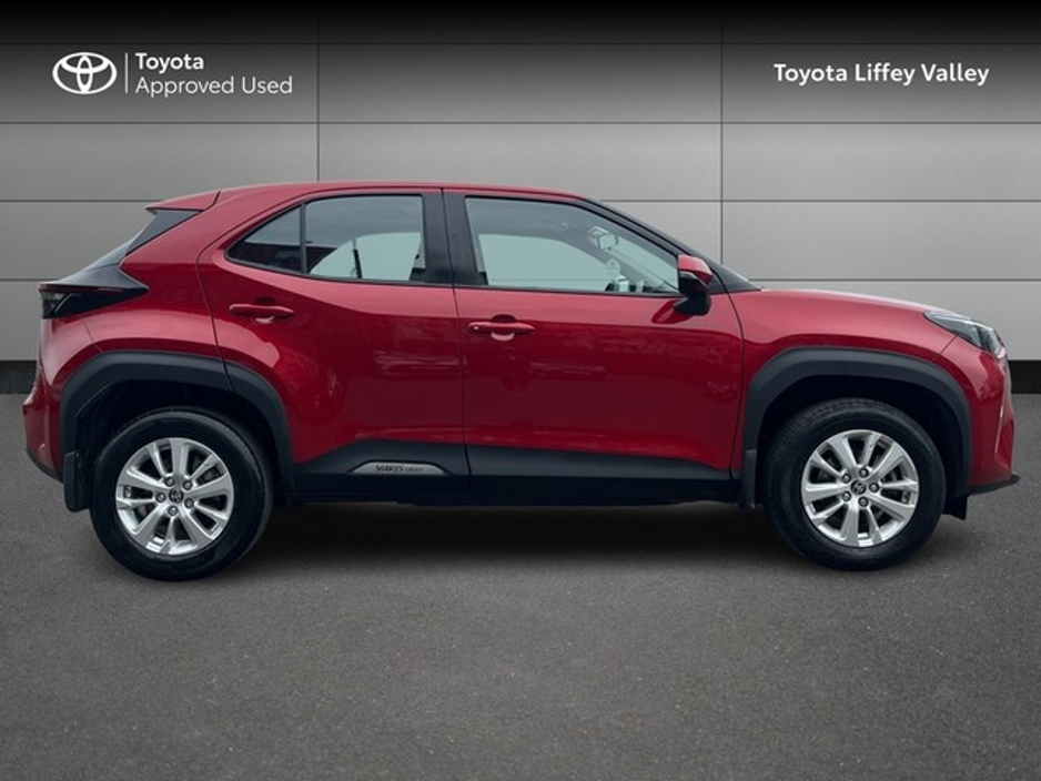 2023 Toyota Yaris Cross - image 3