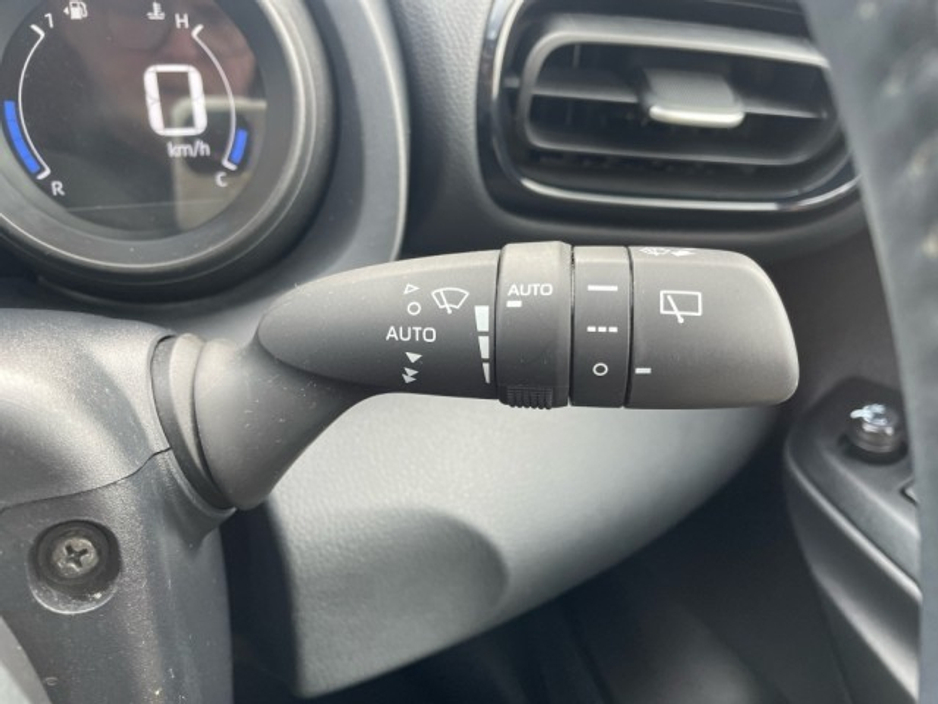 2023 Toyota Yaris - image 12