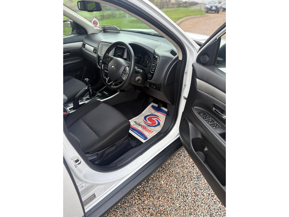 2018 Mitsubishi Outlander - image 12