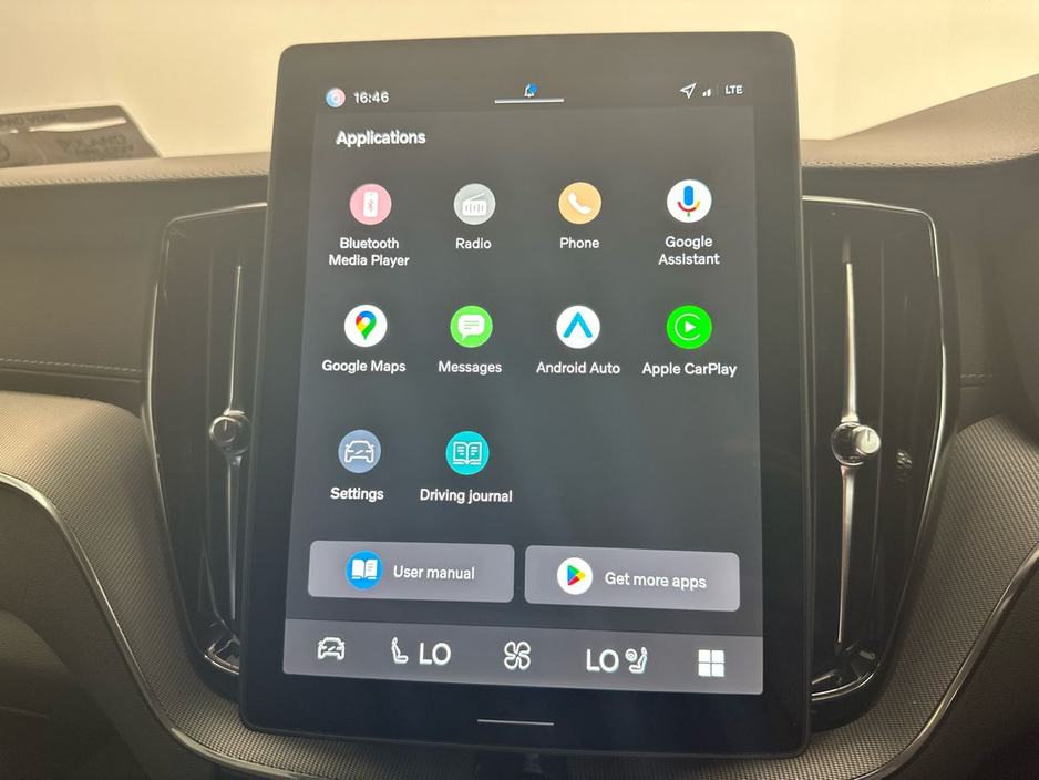 2025 Volvo XC60 - image 17