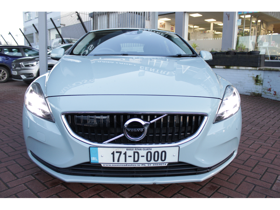 2017 Volvo V40 2.0D4 MOMEMTUM EDITION 180HP 5DR HATCHBACK AUTOMATIC // HUGE SPEC // 1 OWNER CAR WITH 112,355 KM'S // WELL WORTH VIEWING // BUY WITH CONFIDENCE AA AND SIMI APPROVED DEALER 2026 // FINANCE ARRANGED // €15,950