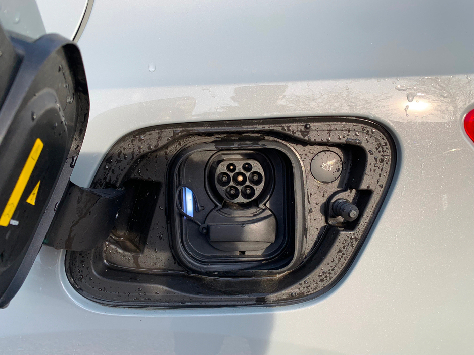 2025 Volvo EX40 - image 10