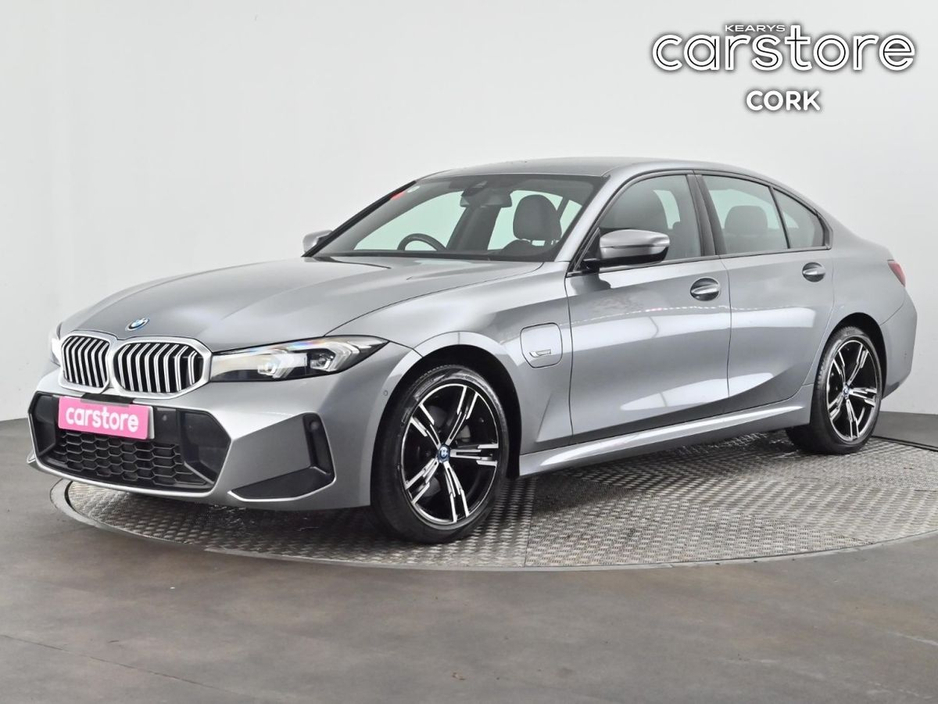 2023 BMW 3 Series - image 7