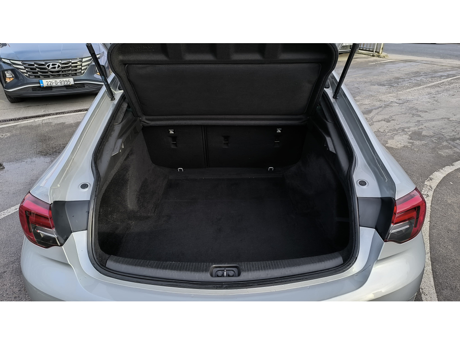 2021 Opel Insignia - image 13